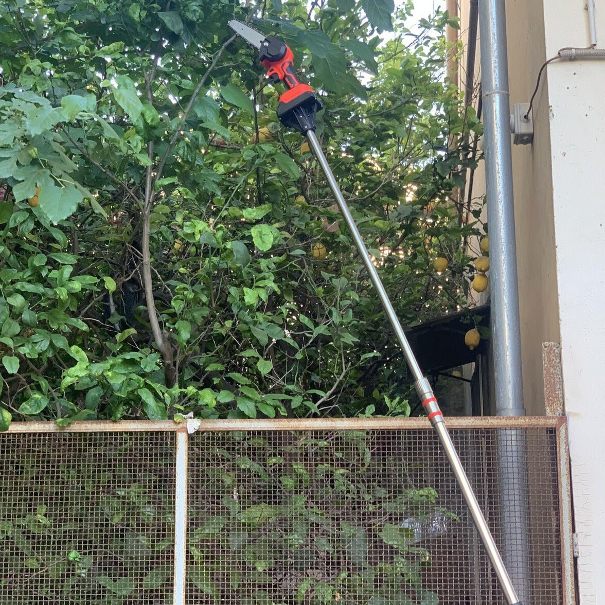 Asta telescopica 240cm + Motosega 4" + 2 Batterie 26V